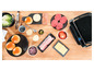 Ein Teppanyaki-Grill mit Burger-Patties, Brötchen und weiteren Zutaten.