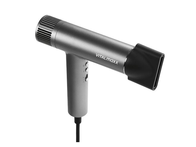 Grauer Haartrockner mit schwarzer Düse und Knöpfen, auf weißem Hintergrund.