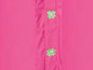 Rosa Regenjacke mit grünen Blumen.