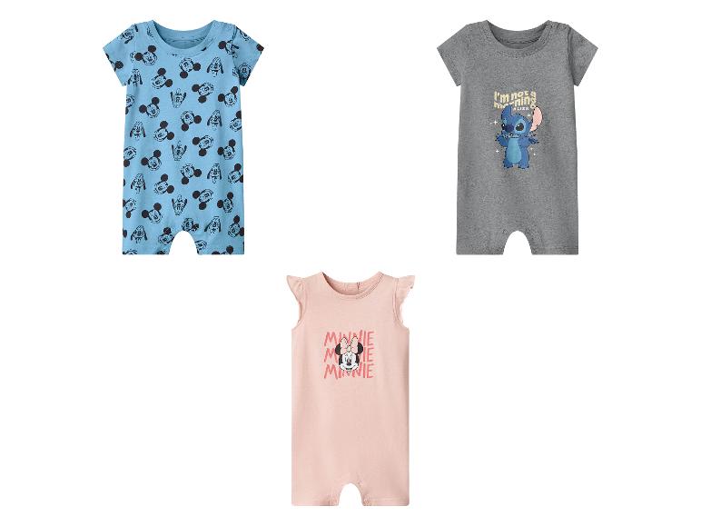 Drei Baby-Strampler: ein blauer mit Mickey Maus, ein grauer mit Stitch und ein rosa mit Minnie Maus.