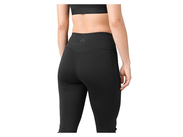 Frau in schwarzen Kari Traa Leggings.