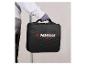 Person in Arbeitskleidung hält eine schwarze Werkzeugtasche mit rotem Logo.