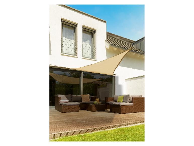 Moderne Terrasse mit braunen Korbmöbeln und einem beigen Sonnensegel.