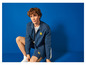 Mann in einer blauen Lidl Jacke und Shorts