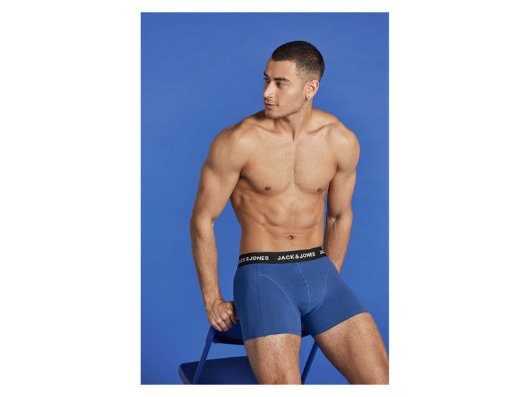 Mann in blauen Boxershorts von Jack & Jones.
