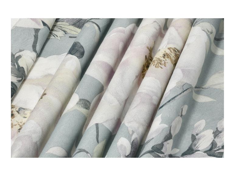 Geblümter Stoff in hellen Farben mit plissierter Textur.