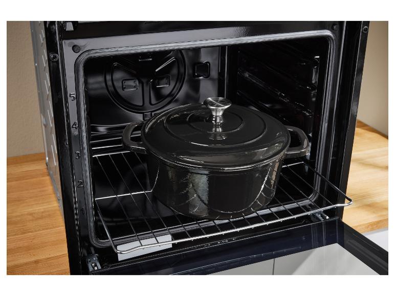 Schwarzer Silvercrest-Gusseisentopf im Ofen.