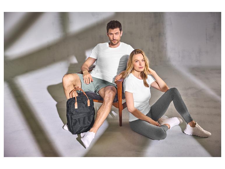 Frau in grauen ESMARA Leggings und ein Mann, der auf einem Stuhl sitzt.