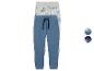 Zwei Jungen-Jogginghosen, eine in unifarbenem Blau und eine mit Rennauto-Print.