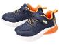 Dunkelblaue Kinderschuhe mit orangefarbenen Details und Klettverschluss.