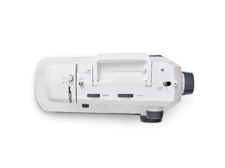 Weiße Nähmaschine von oben mit Einstellrädern und Stichsymbolen.