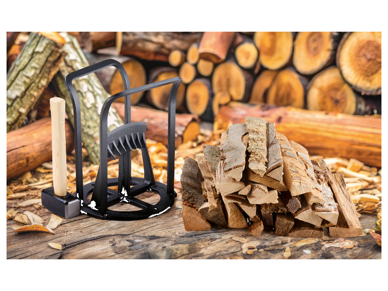 Holzspalten mit Hammer und spezieller Halterung.