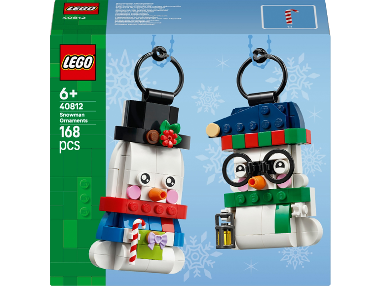 Zwei baubare Schneemann-Weihnachtsschmuck-Anhänger auf blauem Hintergrund