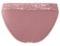 Ein rosafarbener Slip mit Spitze.