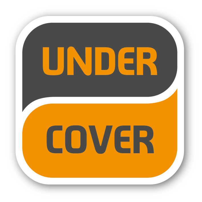 Rechteckiges Abzeichen mit den Worten „UNDER“ in Orange auf grauem Hintergrund und „COVER“ in Grau auf orangefarbenem Hintergrund.