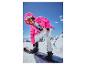 Eine Frau in pinker Jacke und weißer Snowboardhose, die Bindungen am Snowboard anpasst.