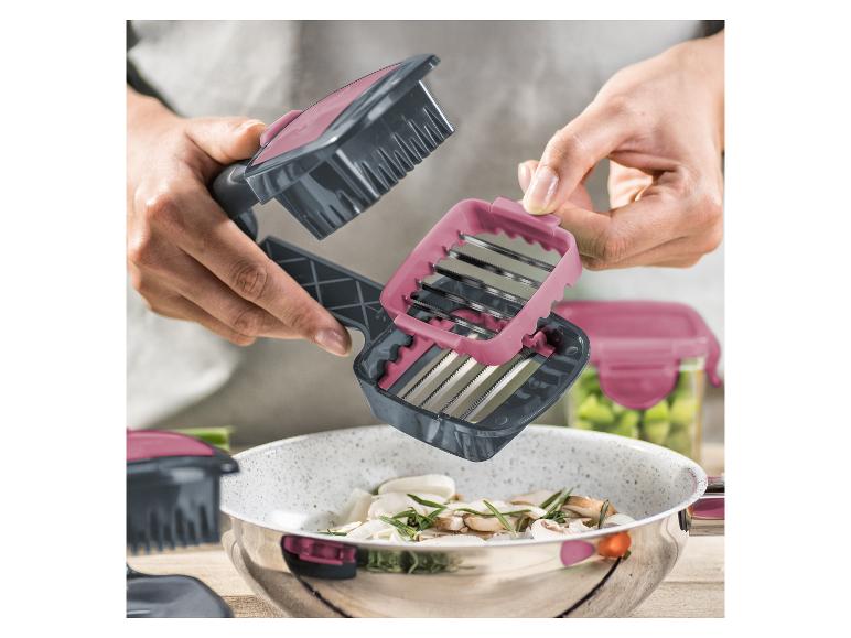 Hände montieren einen Gemüseschneider mit austauschbaren Klingen über einer Pfanne mit Zutaten.