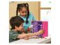 Zwei Kinder spielen mit einem lila-rosa Spielzeugtresor, verziert mit Aufklebern.