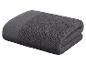 Ein dunkelgraues Handtuch, das auf einem weißen Hintergrund gefaltet ist.