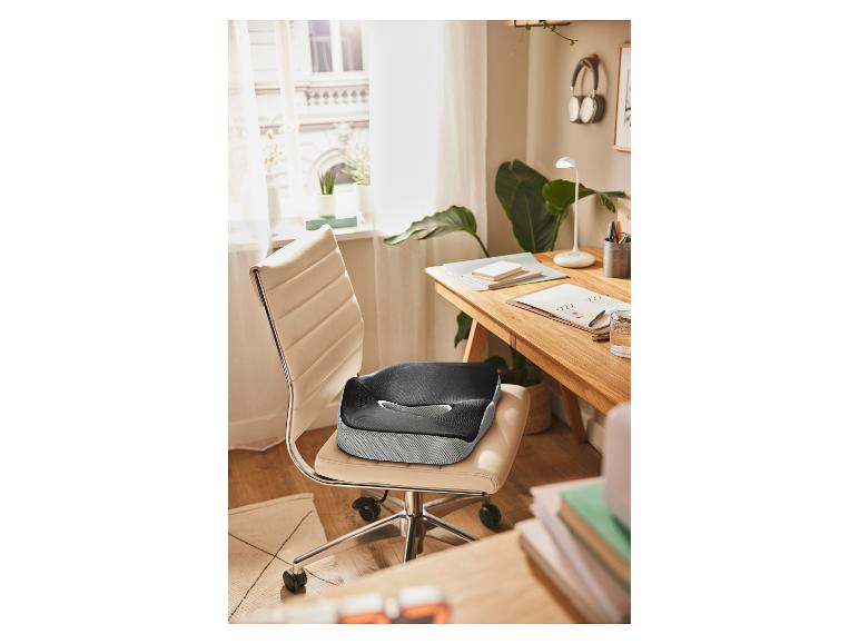 Ergonomisches Sitzkissen auf einem Bürostuhl im Home Office.