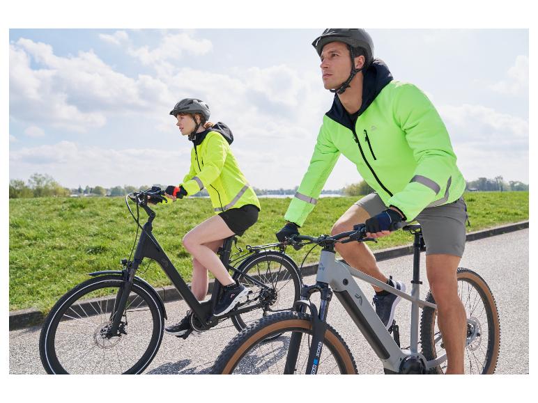 Zwei Personen fahren Fahrrad und tragen leuchtend gelbe Sicherheitsjacken.