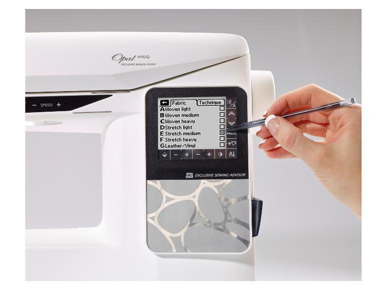 Eine Nähmaschine mit digitaler Anzeige für Stoff- und Technikoptionen, bedient von einer Hand.