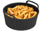 Silikon-Heißluftfritteusen-Korb gefüllt mit Pommes frites