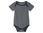 Ein gestreiftes Baby-Body mit kurzen Ärmeln.