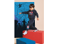 Junge in Spiderman-Trainingsanzug und Socken springt, mit Stadtlandschaft im Hintergrund.