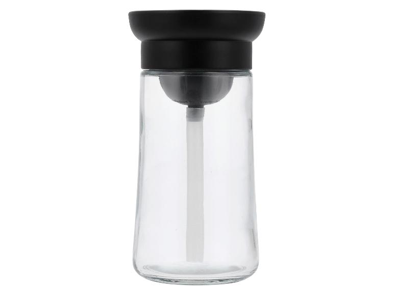 Transparente Glasöl- oder Essigflasche mit schwarzem Pumpkopf.