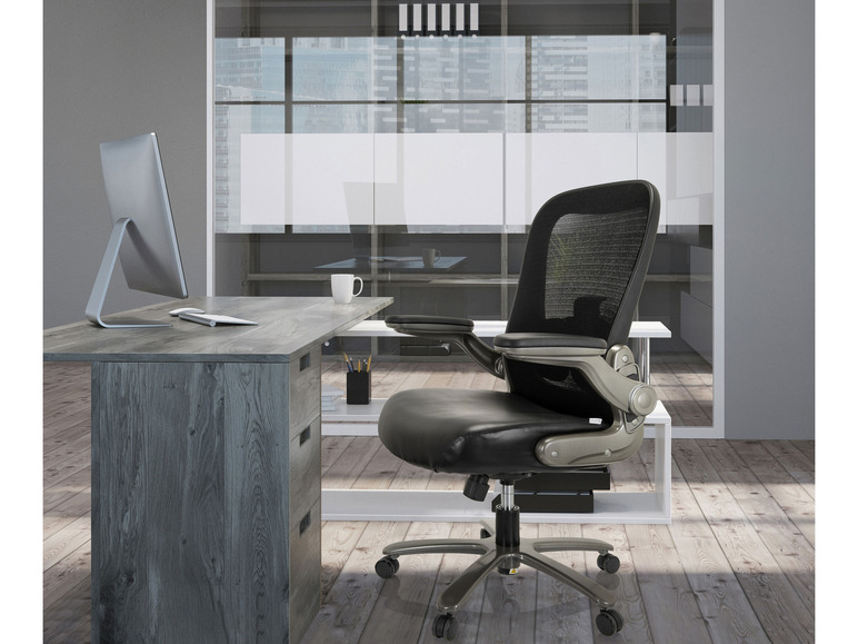 Ein Holzschreibtisch mit einem Bürostuhl mit Mesh-Rückenlehne und Ledersitz.