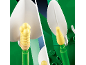 Nahaufnahme von Details von Spielzeugblumen aus Kunststoff in Grün, Weiß und Gelb.