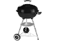 Schwarzer Holzkohlegrill auf Rädern mit Deckel und unterer Ablage.
