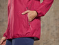 Eine rosafarbene Windjacke mit einer Tasche.