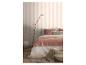 Schlafzimmer mit gestreifter Tapete, Bett mit rosa und weißer Bettwäsche und Stehlampe.