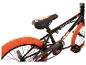 Schwarzes BMX-Fahrrad mit orangefarbenen Reifen und Sattel.