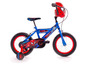Ein blaues Kinderfahrrad mit Spiderman-Motiv, inklusive rotem Helm