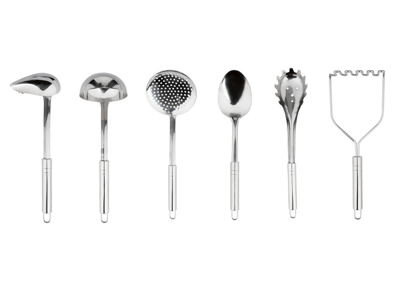 Ein Set Küchenutensilien, darunter eine Schöpfkelle, ein Löffel, ein Schaumlöffel und ein Kartoffelstampfer.