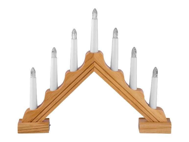 Holzkerzenständer mit sieben weißen Kerzen