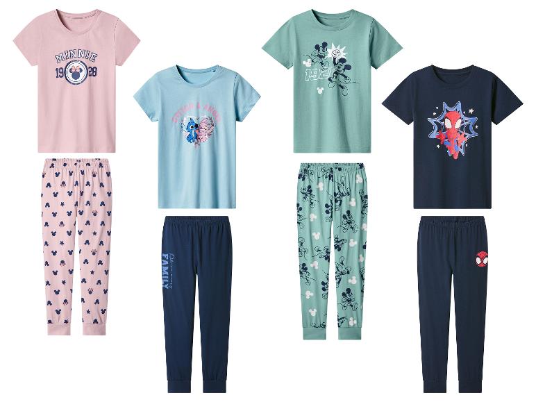 Vier Kinderpyjama-Sets: rosa Minnie Maus, blau Stitch, grün Mickey Maus und marineblau Spider-Man.