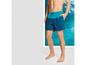 Mann trägt blaue Badeshorts mit türkisen Akzenten.