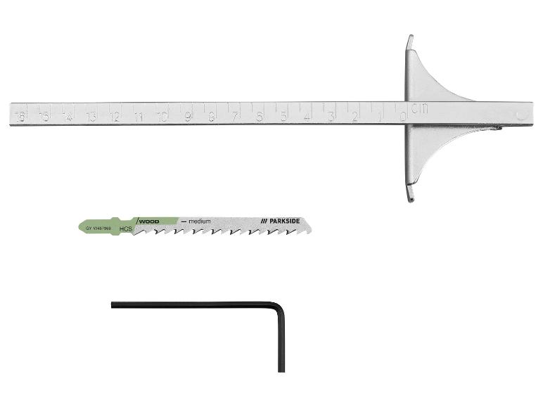 Ein Tiefenmesser mit Lineal, ein Stichsägeblatt für Holz und ein Inbusschlüssel.