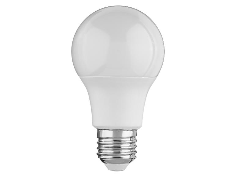 Eine weiße LED-Glühbirne mit silbernem Schraubsockel.