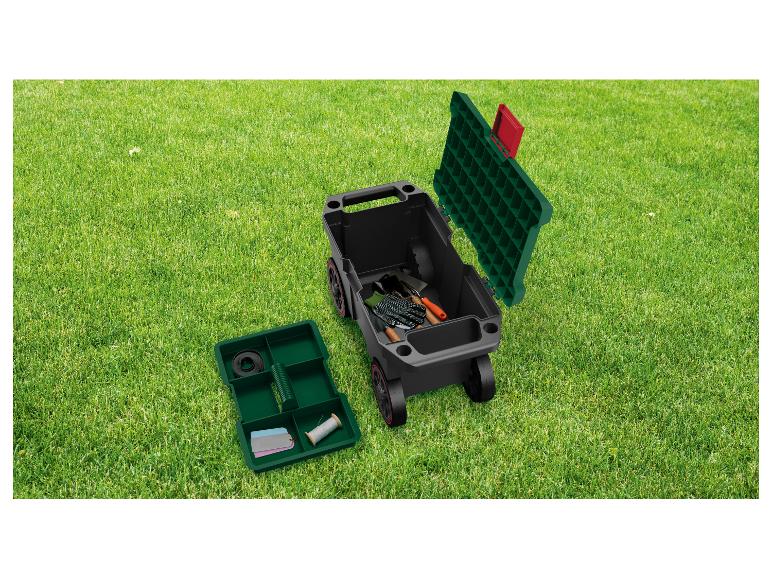 Gartenwagen mit Werkzeugen und Aufbewahrungsbox auf grünem Rasen.