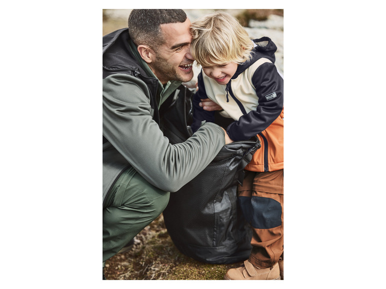 Ein Vater und sein Sohn in Outdoor-Kleidung von Hello mit einem Rucksack.
