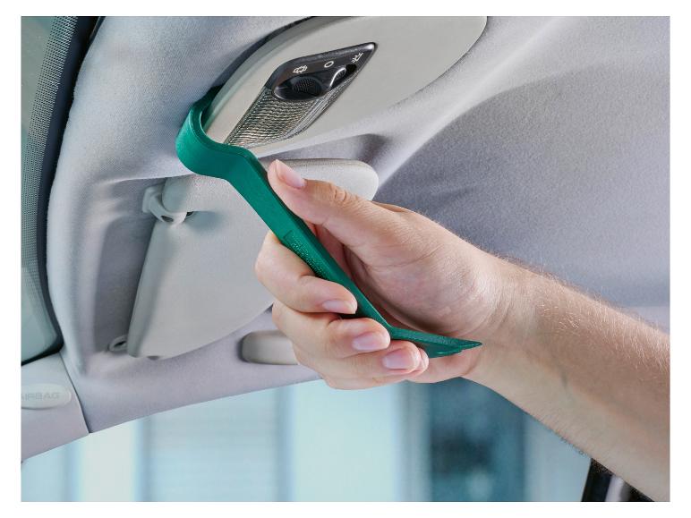 Werkzeug zum Entfernen von Autoverkleidungen, das zum Ausbau der Deckenleuchte verwendet wird.