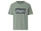 Grünes Kurzarm-T-Shirt mit Aufdruck 'WORLDWIDE Essentials SINCE 1990'.