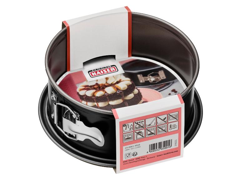 Eine schwarze, runde Kaiser Backform mit Metallverschluss, mit Anleitungsetikett und Kuchenbild.