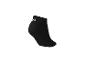 Schwarze Sportsocke mit kleinem weißem Logo an der Seite.