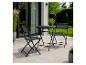 Schwarzes Bistro-Set mit zwei Klappstühlen und einem runden Tisch auf einer Terrasse.